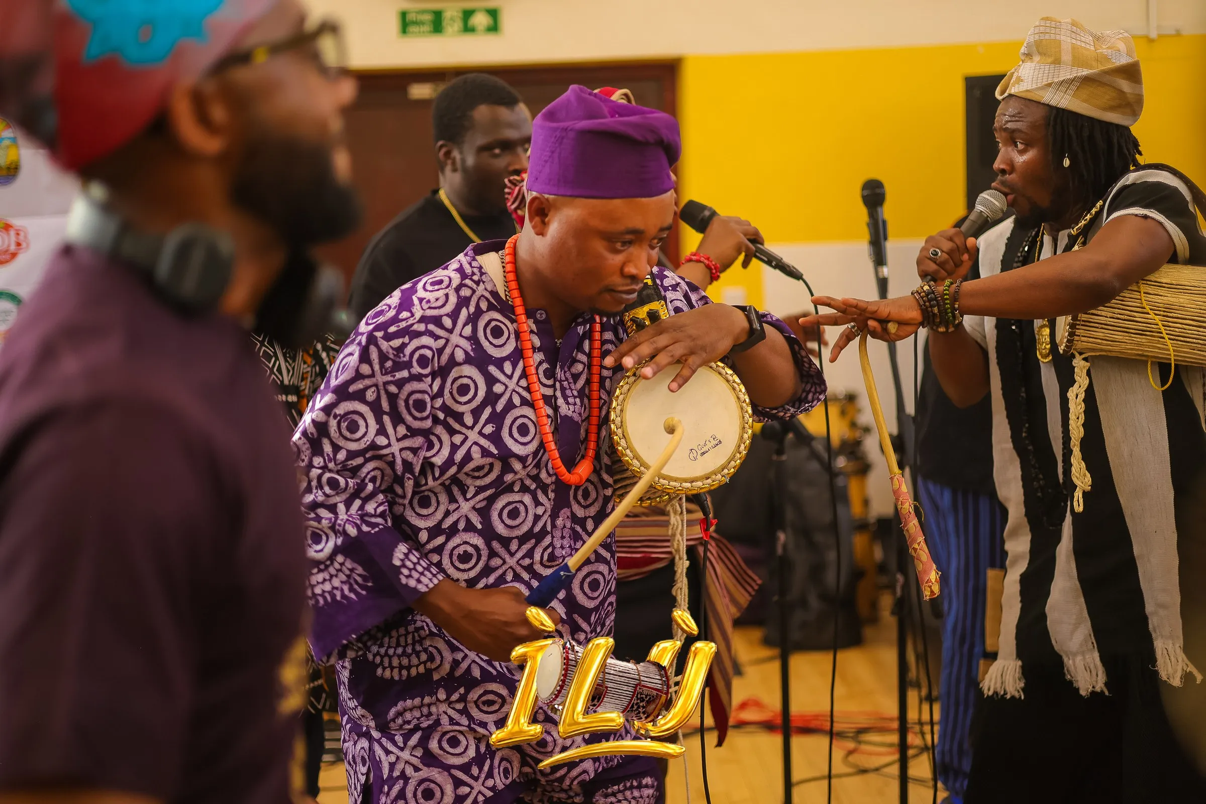 Drummers in aṣọ-òkè